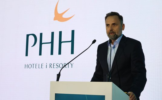 Przy okazji prezentowania strategii spółki prezes Rafał Kincler pokazał jej nowe logo z jaskółką