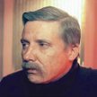 Pablopavo (Paweł Sołtys) jako PRL-owski czterdziestolatek. Kadr z klipu „Karwoski”