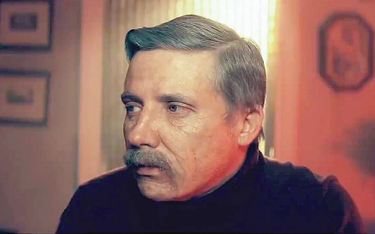 Pablopavo (Paweł Sołtys) jako PRL-owski czterdziestolatek. Kadr z klipu „Karwoski”