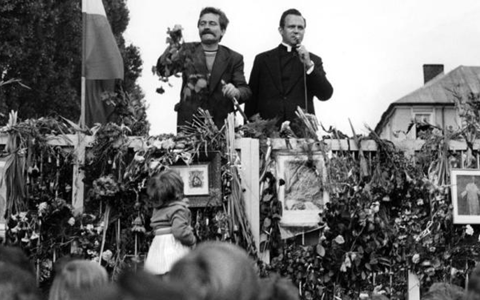 W książce sporo miejsca poświęcono powstaniu "Solidarności". Na zdjęciu Lech Wałęsa i ks. Henryk Jan