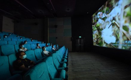 Chińskie kina wracają do życia. Bez jedzenia i picia