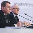 Předseda státní volební komise Sylwester Marciniak (P) a tajemník PKW Rafał Tkacz (