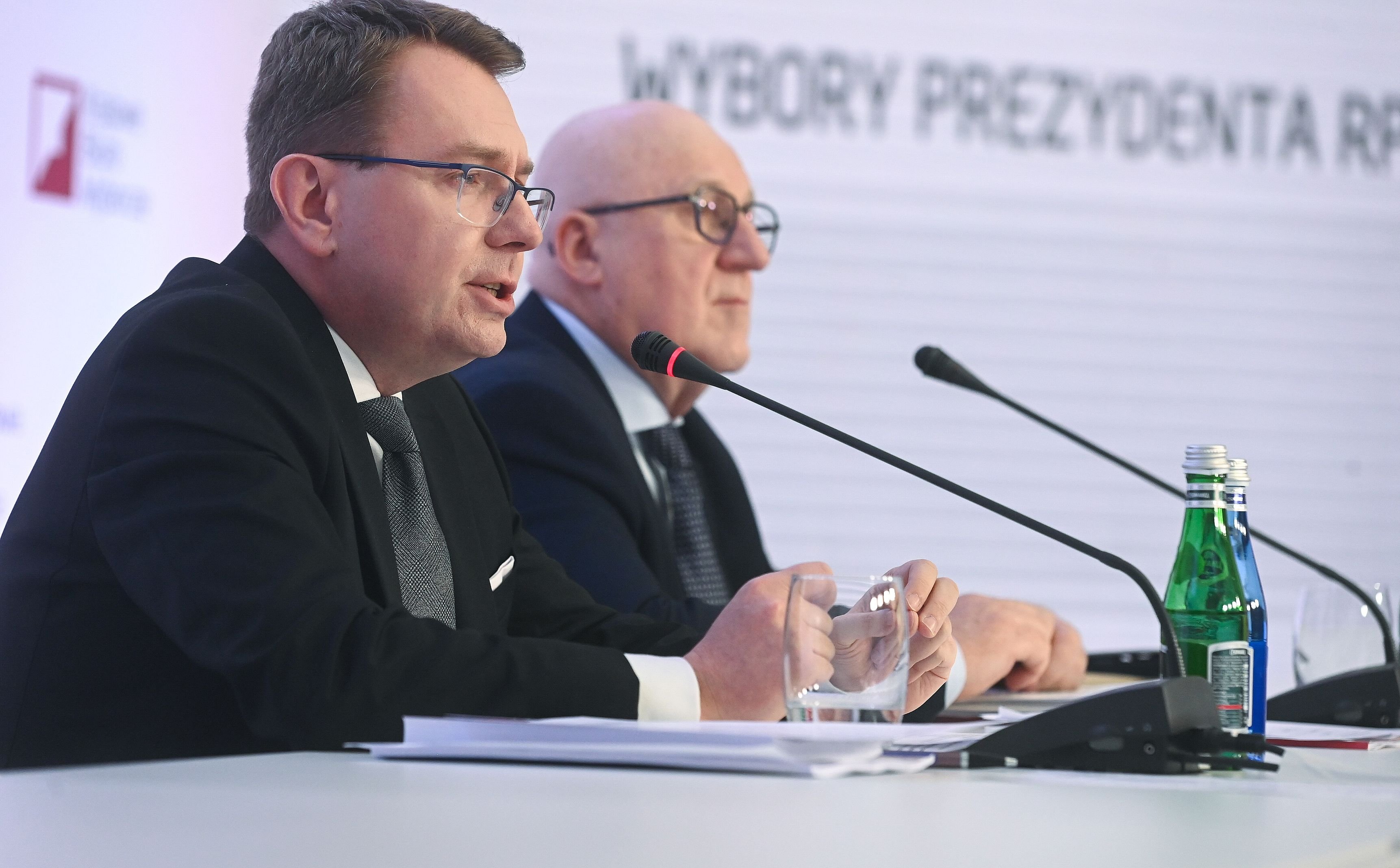 PKW o lajkowaniu postów w czasie ciszy wyborczej i karcie do głosowania z obciętym rogiem