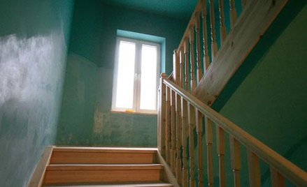 Montaż schodów z balustradą jest objęty najwyższą stawką VAT