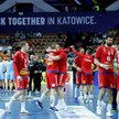 Zawodnicy Serbii po wygranym meczu grupy III mistrzostw świata piłkarzy ręcznych z Holandią w Katowi