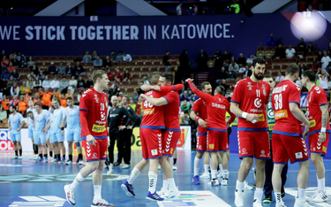 Zawodnicy Serbii po wygranym meczu grupy III mistrzostw świata piłkarzy ręcznych z Holandią w Katowi