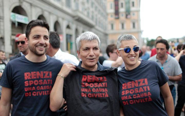 Nichi Vendola (w środku), bardzo popularny postępowy polityk włoski i homoseksualista, na paradzie g