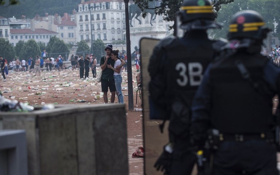 Francja po sukcesie reprezentacji. Dwóch kibiców nie żyje