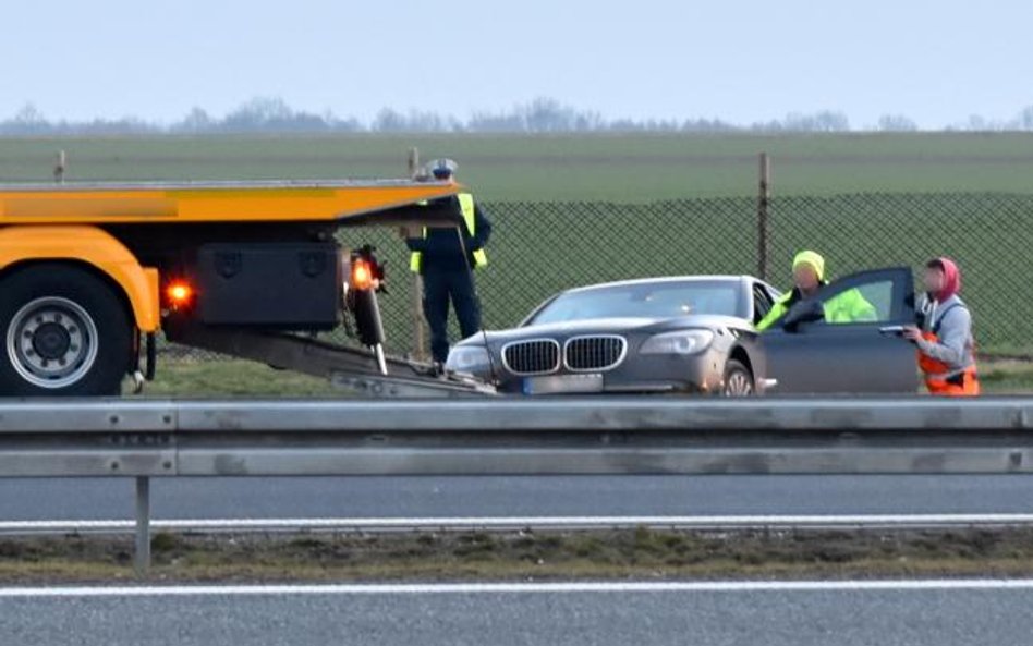 Fot. Brzeg24. Limuzyna prezydenta Andrzeja Dudy po wypadku na A4
