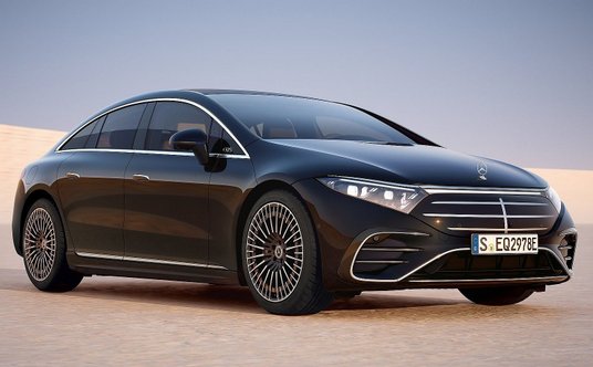 W planach Mercedes EQS miał zawojować klasę luksusową. Teraz przeszedł modernizację, która upodabnia