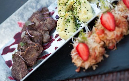 Comber z jelenia podany z puree ziemniaczanym obsypanym szczypiorem i czarnuszką z dodatkiem surówki