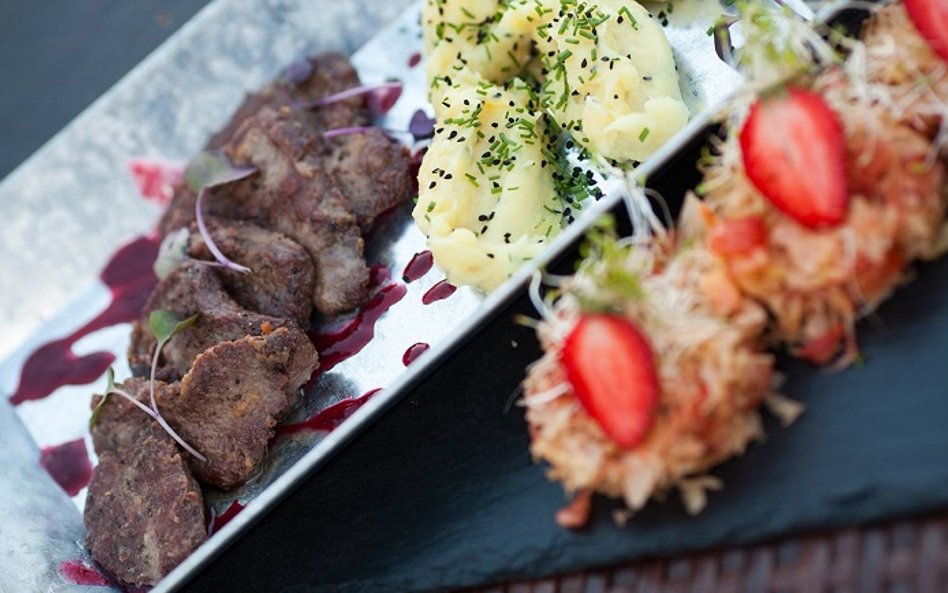 Comber z jelenia podany z puree ziemniaczanym obsypanym szczypiorem i czarnuszką z dodatkiem surówki