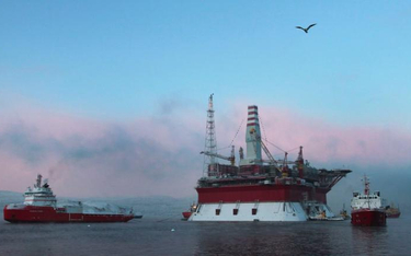 Transport platformy Prirazłomnaja w styczniu 2011 roku ze stoczni do złoża o tej samej nazwie na Mor