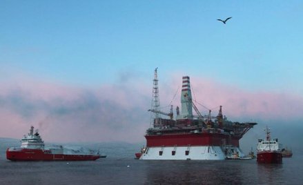 Transport platformy Prirazłomnaja w styczniu 2011 roku ze stoczni do złoża o tej samej nazwie na Mor