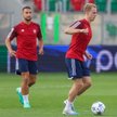 Piłkarze Rakowa Łukasz Zwoliński (L) i Gustav Berggren (P) podczas treningu drużyny przed meczem  z 