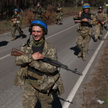 Ukraińscy żołnierze podczas patrolu na wschodzie Ukrainy