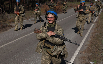 Ukraińscy żołnierze podczas patrolu na wschodzie Ukrainy