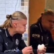 Erling Haaland staje się bohaterem licznych memów. Niektóre tworzy AI (jak ten powyżej)