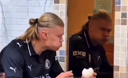 Erling Haaland staje się bohaterem licznych memów. Niektóre tworzy AI (jak ten powyżej)