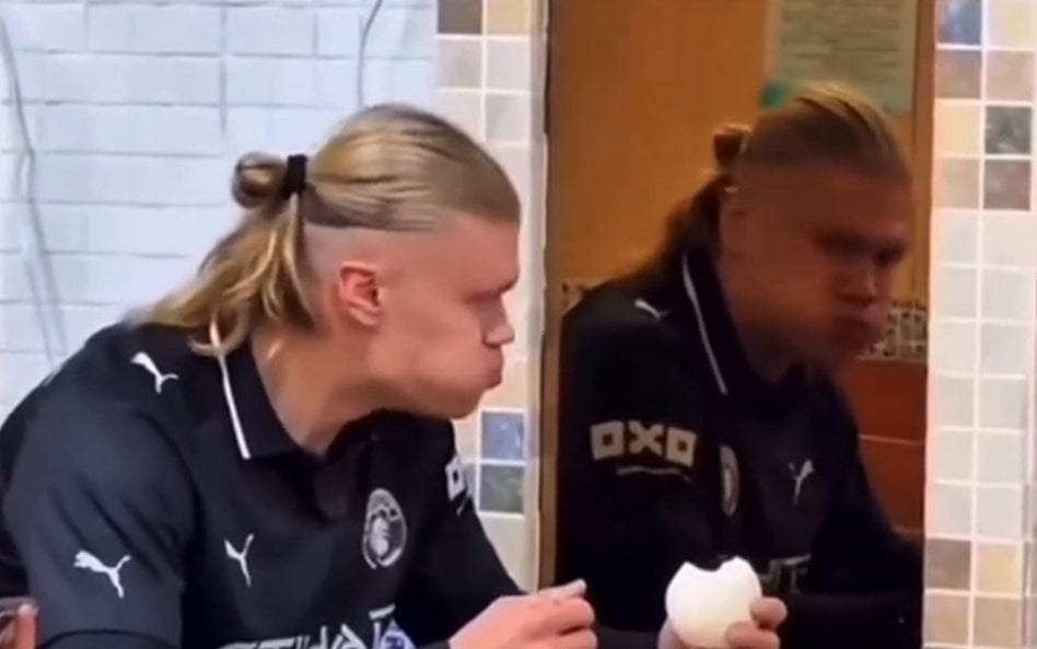 Erling Haaland staje się bohaterem licznych memów. Niektóre tworzy AI (jak ten powyżej)