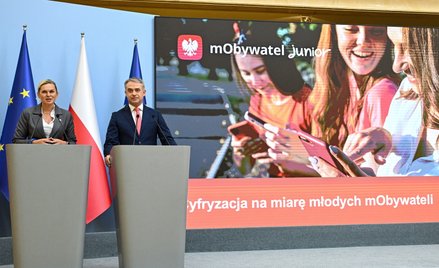 Wicepremier, minister cyfryzacji Krzysztof Gawkowski (P) oraz minister edukacji Barbara Nowacka (L) 