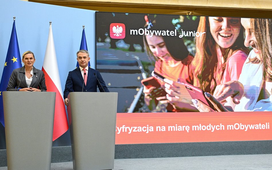 Wicepremier, minister cyfryzacji Krzysztof Gawkowski (P) oraz minister edukacji Barbara Nowacka (L) 