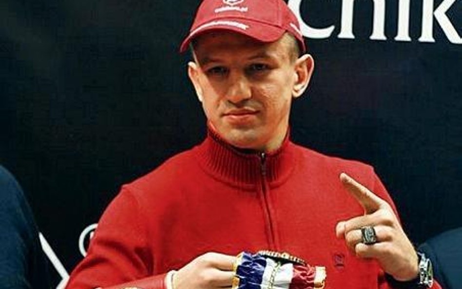 Tomasz Adamek z pasami mistrzowskimi organizacji IBF i prestiżowego miesięcznika „The Ring”
