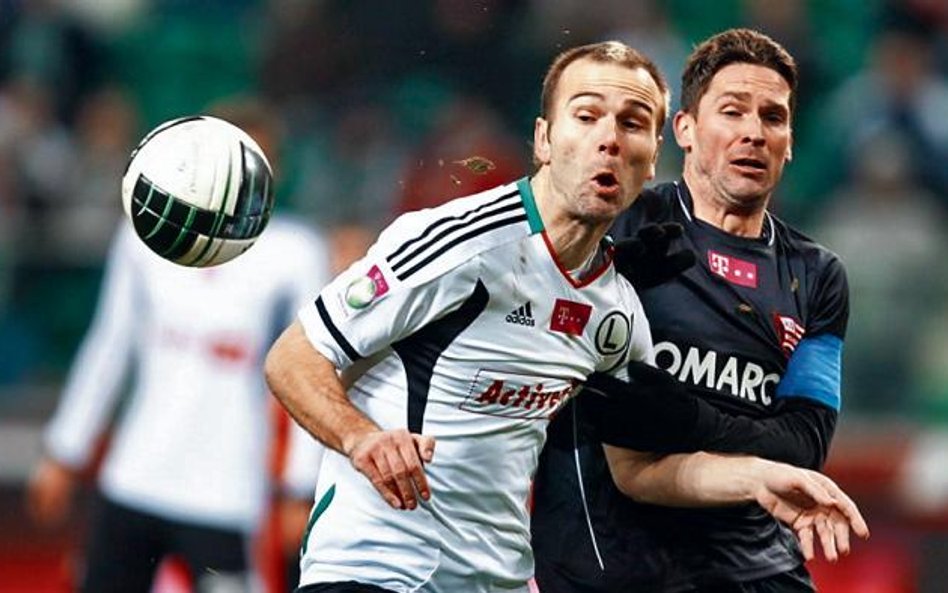 Danijel Ljuboja (z lewej) w meczu z Cracovią irytował. Grał, jakby zapomniał, że istnieją spalone