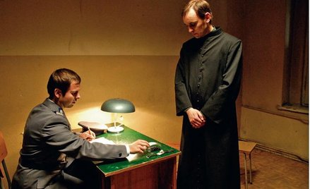 Inwigilacja, zastraszanie, nękanie i terror – ksiądz Popiełuszko (Adam Woronowicz) doświadcza na ekr