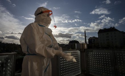 Koronawirus: Wzrost dobowej liczby zakażeń rośnie tydzień do tygodnia