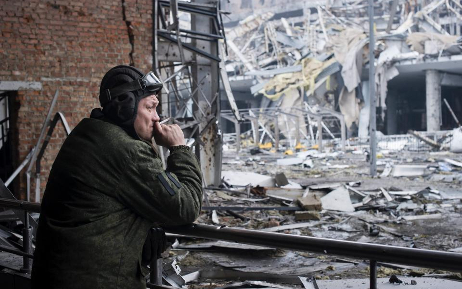 Prorosyjski rebeliant na zburzonym lotnisku w Doniecku, 2 marca 2015 r.