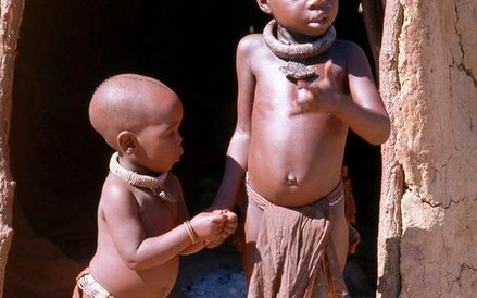 Himba, lud pasterski wywodzi się z grupy Herero, która schroniła się w Angoli, aby uniknąć agresji N
