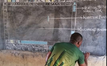 Uczy informatyki "instalując" Worda na szkolnej tablicy