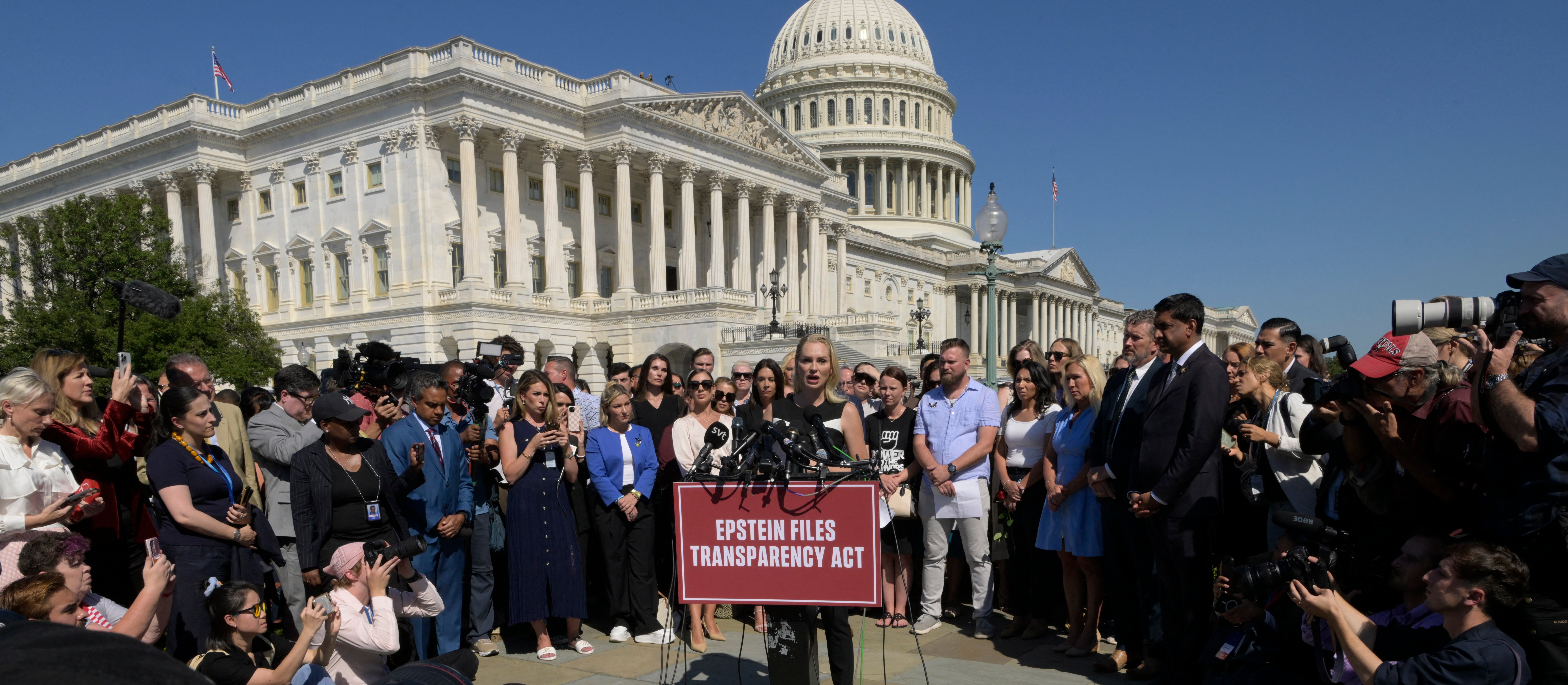 Jedna z ofiar Jeffreya Epsteina pozwała Bank of America i Bank of New York Mellon