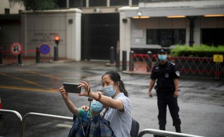 Mieszkańcy Chengdu robią zdjęcia przed zamkniętym konsulatem amerykańskim