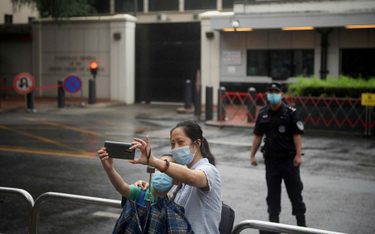Mieszkańcy Chengdu robią zdjęcia przed zamkniętym konsulatem amerykańskim