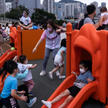 Dzieci bawiące się na placu zabaw w Hongkongu