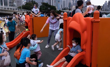 Dzieci bawiące się na placu zabaw w Hongkongu