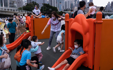 Dzieci bawiące się na placu zabaw w Hongkongu