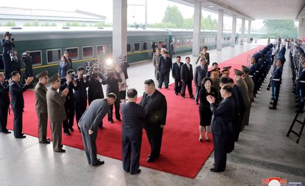 Kim Dzong Un opuścił Koreę Północną po raz pierwszy od wybuchu pandemii (na zdjęciu: pożegnanie w Pj