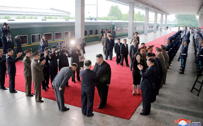 Kim Dzong Un opuścił Koreę Północną po raz pierwszy od wybuchu pandemii (na zdjęciu: pożegnanie w Pj