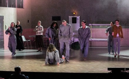 Twórcy spektaklu i dyrekcja olsztyńskiego teatru zaprzeczyli, że plakat i sam spektakl, miały na cel