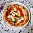 Pizza margherita to jeden z kulinarnych symboli Neapolu.