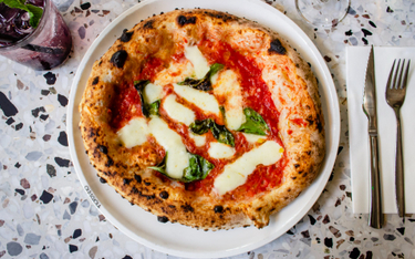 Pizza margherita to jeden z kulinarnych symboli Neapolu.