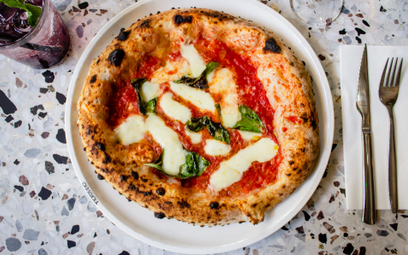 Pizza margherita to jeden z kulinarnych symboli Neapolu.