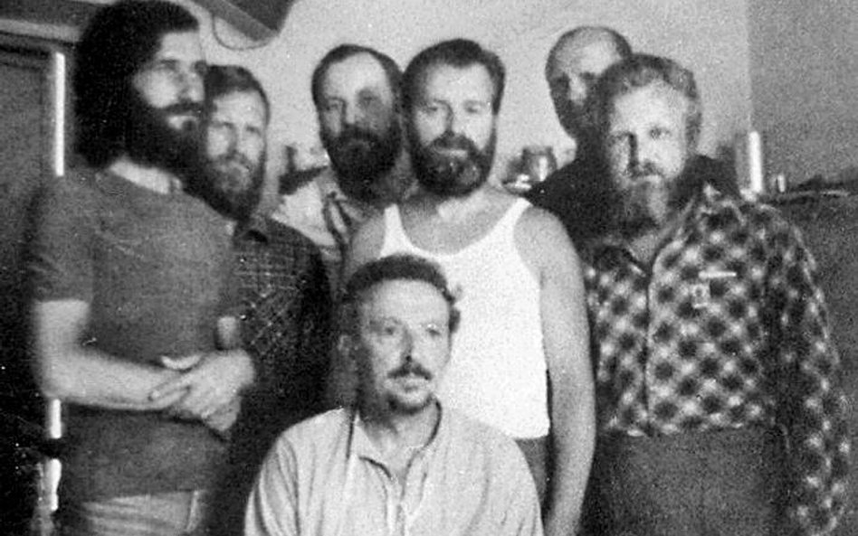 Działacze opozycyjni osadzeni w Wierzchowie. Na zdjęciu w środku w białej koszulce Marian Jurczyk