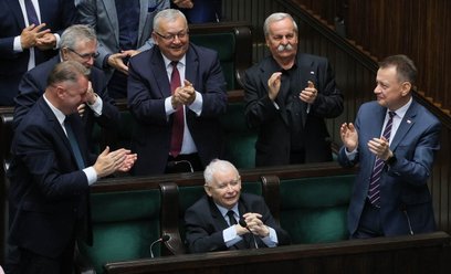 Prezes PiS Jarosław Kaczyński (C-dół), wiceprezes PiS Przemysław Czarnek (L-dół) i przewodniczący KP