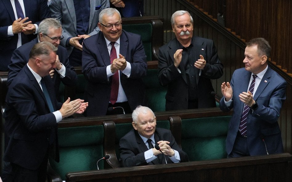 Prezes PiS Jarosław Kaczyński (C-dół), wiceprezes PiS Przemysław Czarnek (L-dół) i przewodniczący KP