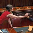Elena Boschi, minister ds. reform, cieszy się z wyniku głosowania w parlamencie