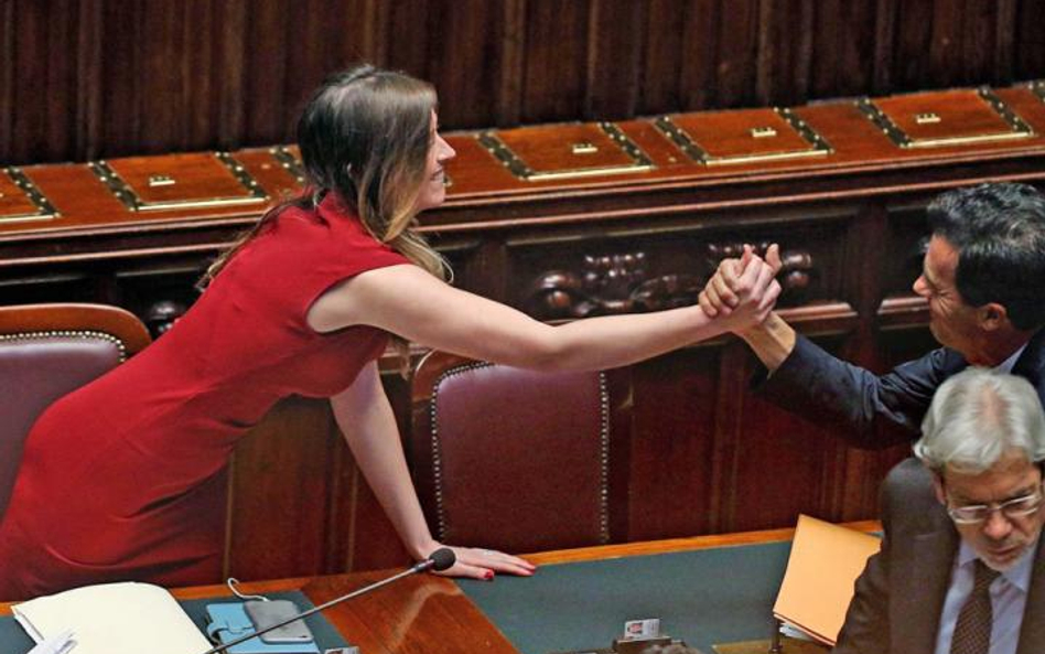 Elena Boschi, minister ds. reform, cieszy się z wyniku głosowania w parlamencie